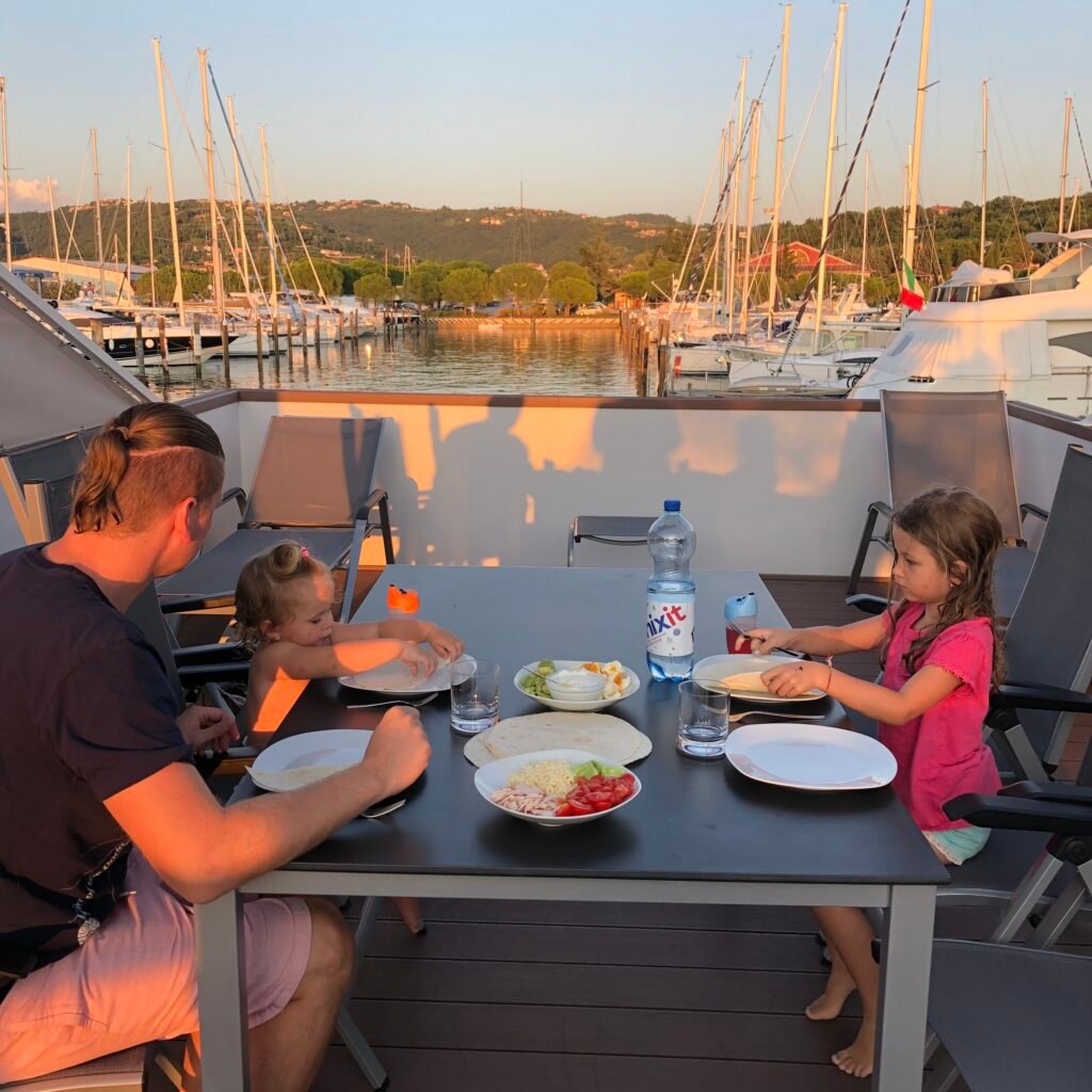 Familienzeit am Hausboot – gemeinsames Abendessen