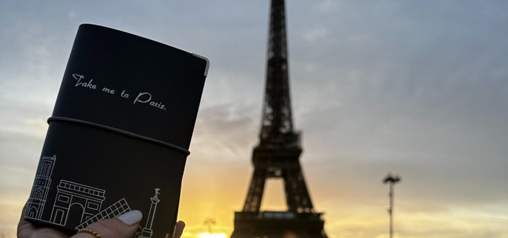 Romantischer Blick auf den Eiffelturm in Paris bei Nacht.