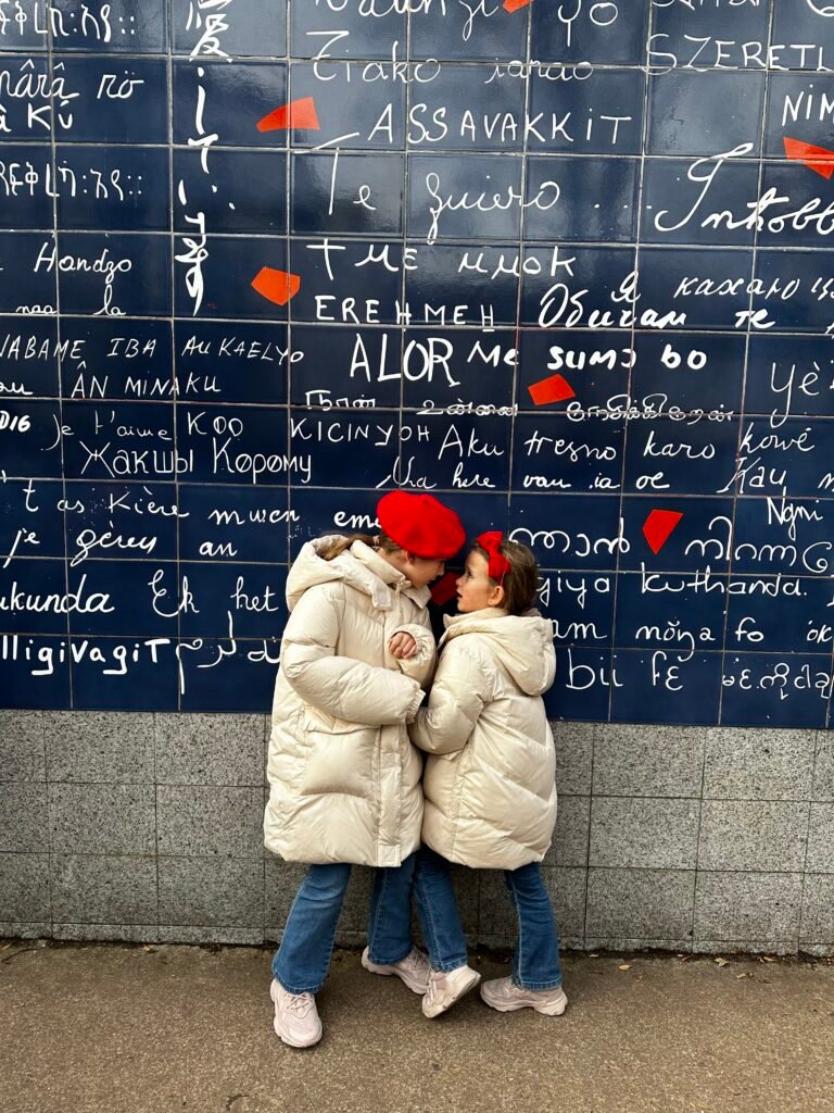 Einzigartiges Foto vor der 'Mur des je t'aime' mit Liebesbekundungen in über 250 Sprachen.