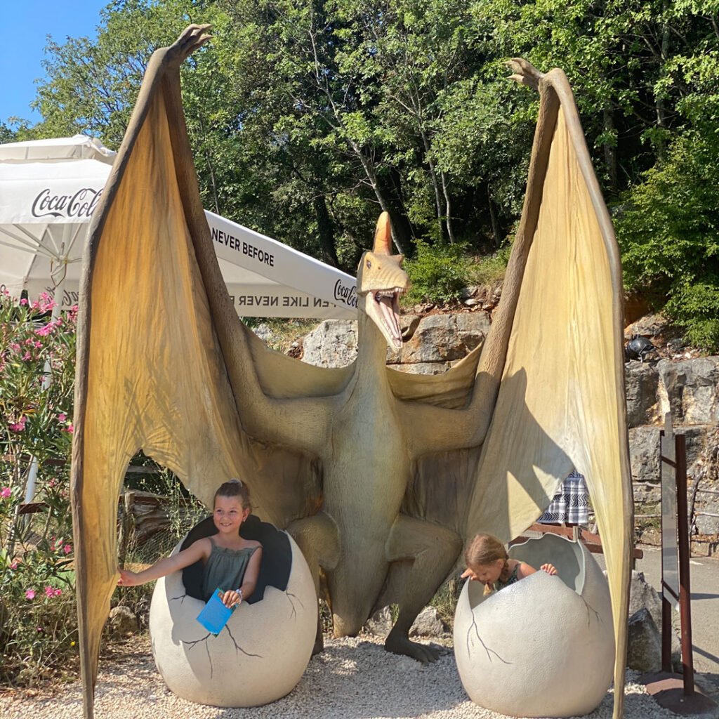 Lebensgroße Dinosaurierskulpturen im Dinopark Funtana, ein spannendes Abenteuer für die ganze Familie