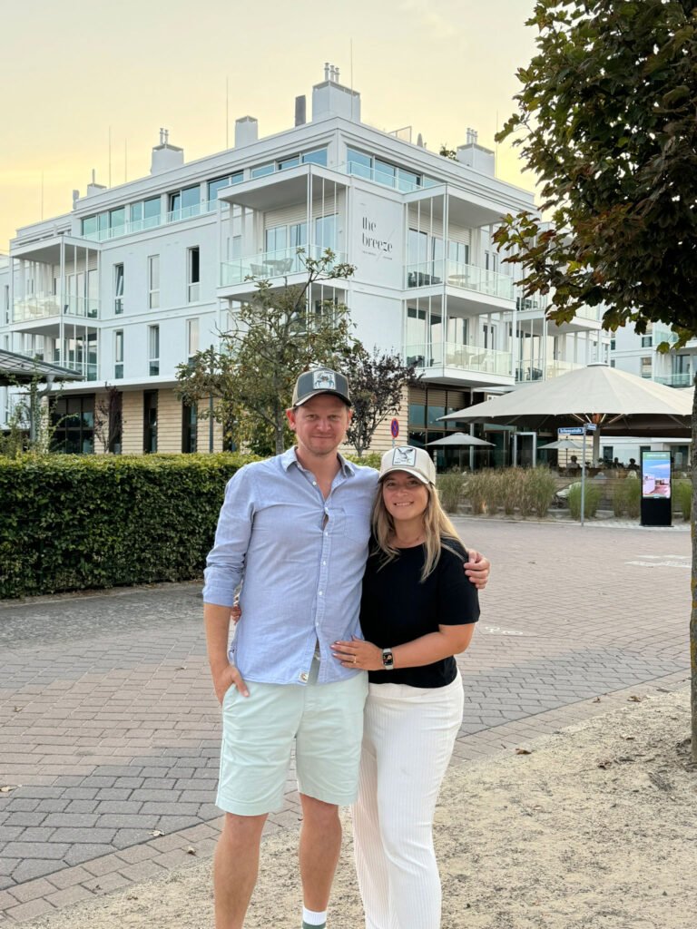 Glückliche Familie im The Breeze Hotel Usedom vor der Ostsee