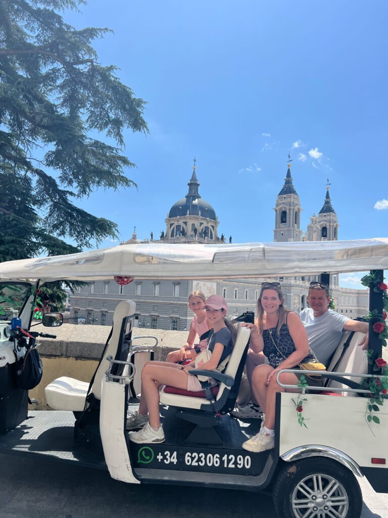 Familie entdeckt Madrid im TukTuk mit Kindern an Bord