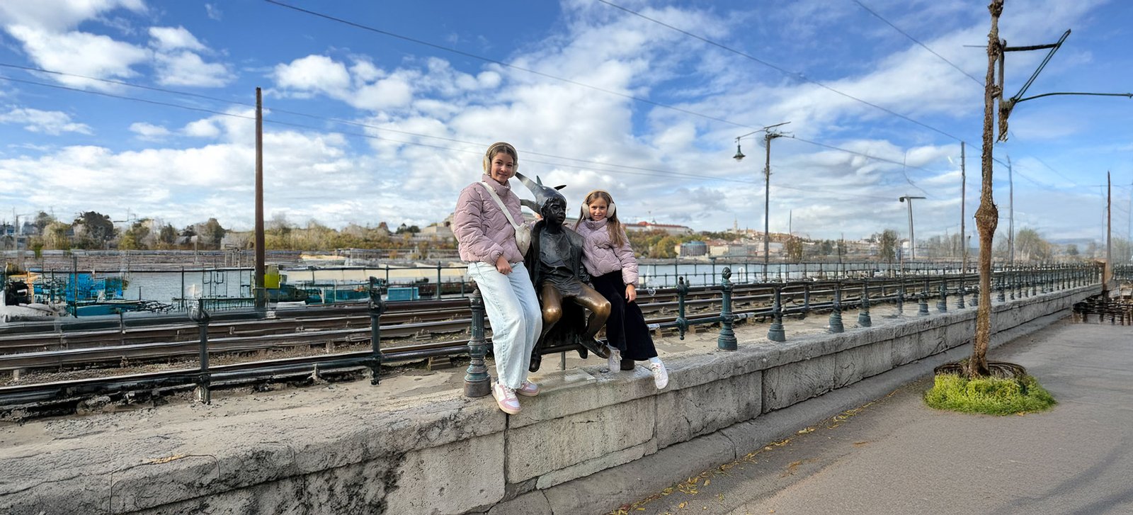 Budapests Straßenbahnlinie 2 mit Blick auf die Donau – Tipp für Familienreise