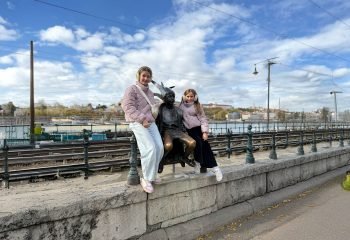 Budapests Straßenbahnlinie 2 mit Blick auf die Donau – Tipp für Familienreise