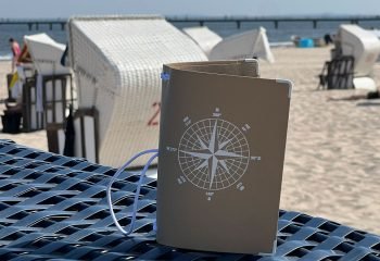 Sonniger Strand auf Usedom mit feinem, weißem Sand und typischen Strandkörben.