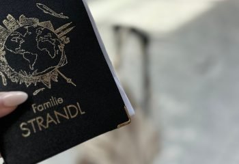 Personalisierte Reisepasshülle Travelfolio mit individueller Namensprägung und stilvollen Designprägungen in verschiedenen Farben